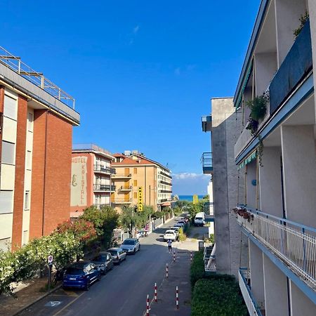 Appartamento A 100 Mt Dalla Spiaggia 迪亚诺马里纳 外观 照片